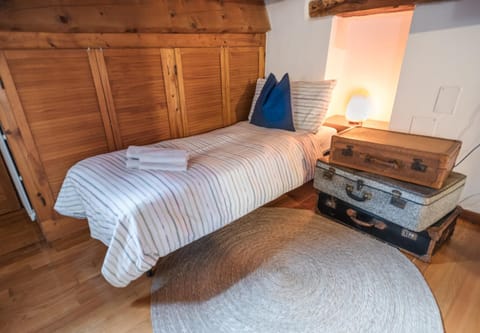 Bed, Night, Bedroom, towels