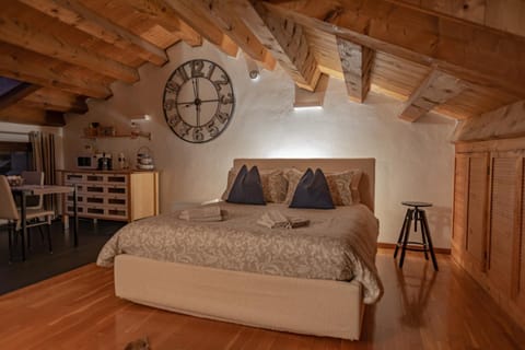 Bed, Photo of the whole room, Bedroom, wedding