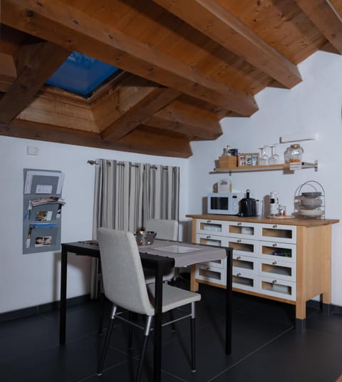 Coffee/tea facilities, Kitchen or kitchenette, Dining area, microwave, minibar, kitchen