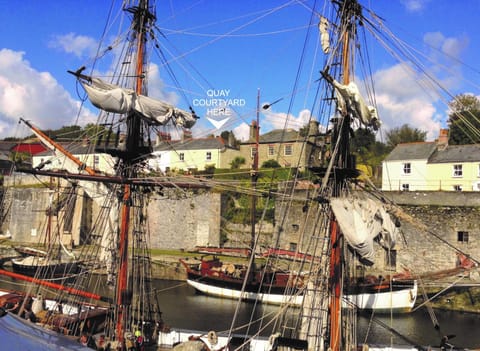 Nearby landmark, Facade/entrance, Neighbourhood, Summer, Street view, Area and facilities