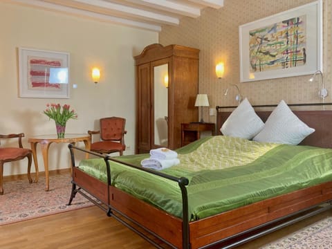 Bed, Photo of the whole room, Seating area, Bedroom