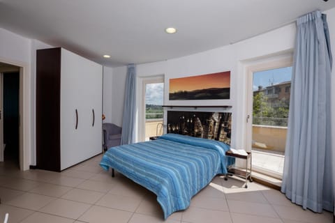 Photo of the whole room, Decorative detail