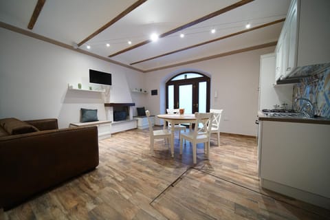 TV and multimedia, Kitchen or kitchenette, Living room, Seating area, Dining area