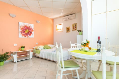 Living room, Seating area, Dining area, air conditioner