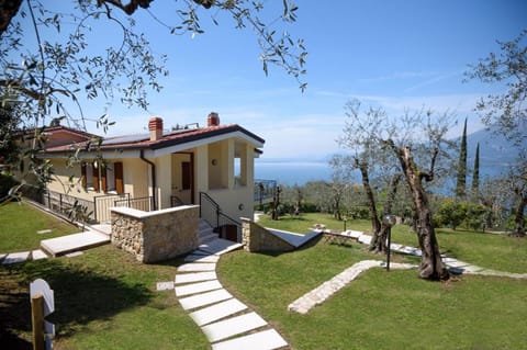 Property building, Facade/entrance, Garden, Garden view, Lake view