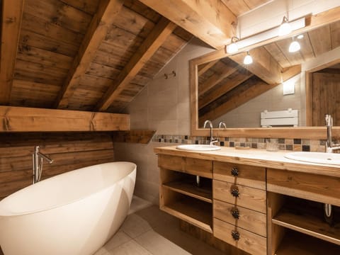 Chalet 5★ à La Clusaz, 8 pers, spa, proche pistes, 4 chambres - FR-1-304-110 Chalet in La Clusaz