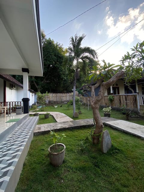 COCONUT BEACH BUNGALOWs & WARUNG 2 Hotel in Abang