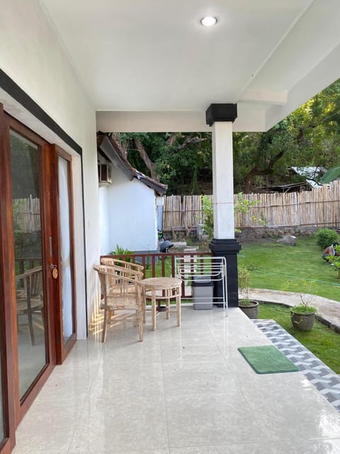 COCONUT BEACH BUNGALOWs & WARUNG 2 Hotel in Abang