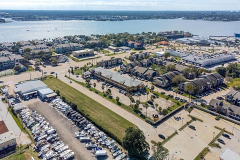 Property building, Day, Neighbourhood, Natural landscape, Bird's eye view, City view, Lake view, River view, Street view, Location, Parking