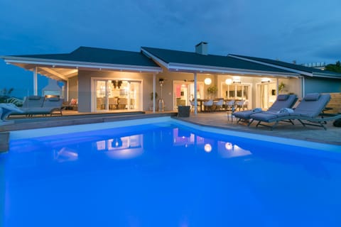 Patio, Garden, Balcony/Terrace, Seating area, Dining area, Swimming pool