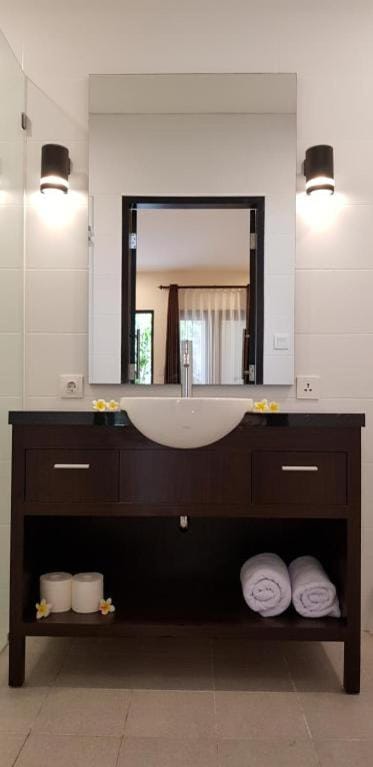 Eddys Cottages & Villa Bed and Breakfast in Kuta