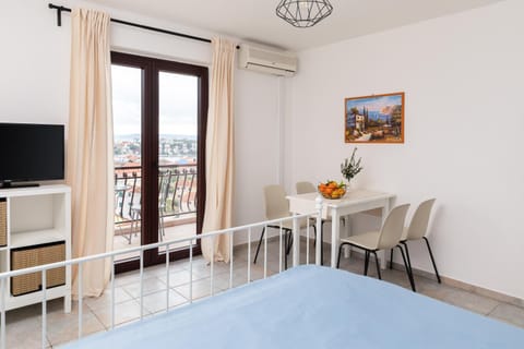 TV and multimedia, Dining area, Bedroom