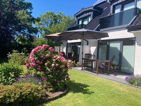 Property building, Garden, Garden, Balcony/Terrace, Balcony/Terrace, Garden view