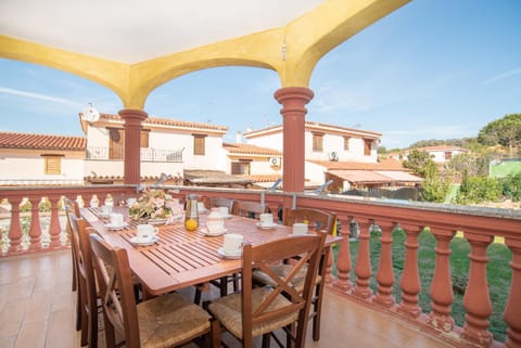 Property building, Balcony/Terrace, Living room