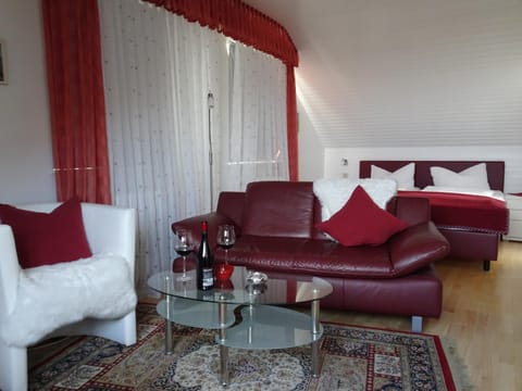 Living room, Photo of the whole room, Decorative detail, Seating area, Bedroom