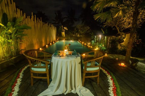 Dining area, Pool view