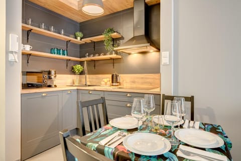 Coffee/tea facilities, Kitchen or kitchenette, Dining area