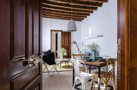 Living room, Dining area, Inner courtyard view