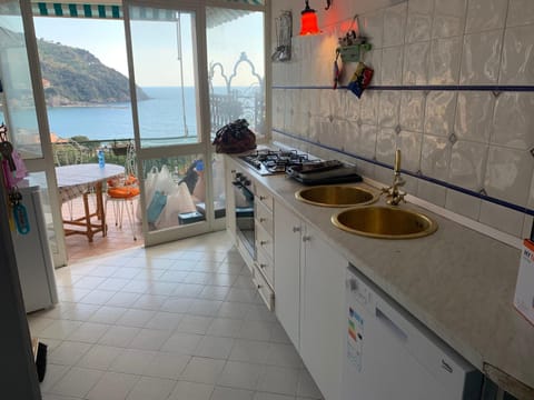 Kitchen or kitchenette, Dining area, Sea view, stove
