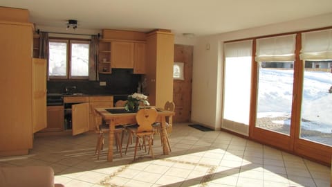 Kitchen or kitchenette, Photo of the whole room, Dining area, Communal kitchen