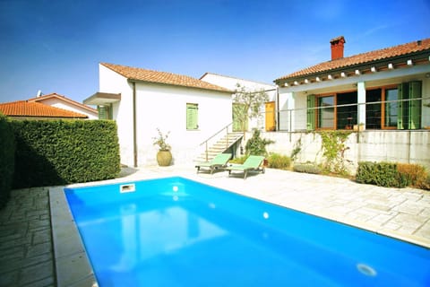 Day, Swimming pool