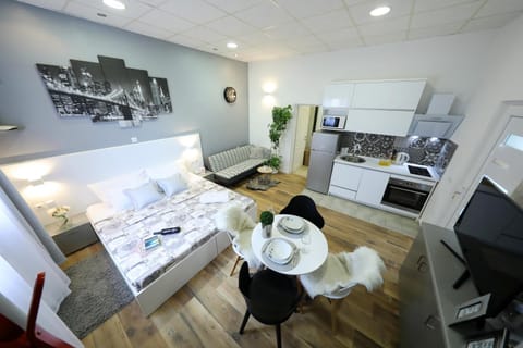 TV and multimedia, Kitchen or kitchenette, Living room, Seating area, Dining area