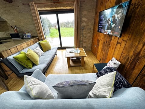TV and multimedia, Living room, Seating area, Dining area, Evening entertainment