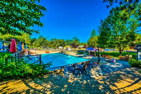 Patio, Spring, Day, Neighbourhood, Natural landscape, Bird's eye view, Summer, Garden, Garden view, Pool view, Swimming pool, Swimming pool, sunbed