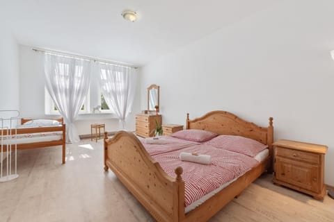 Bed, Bedroom, towels