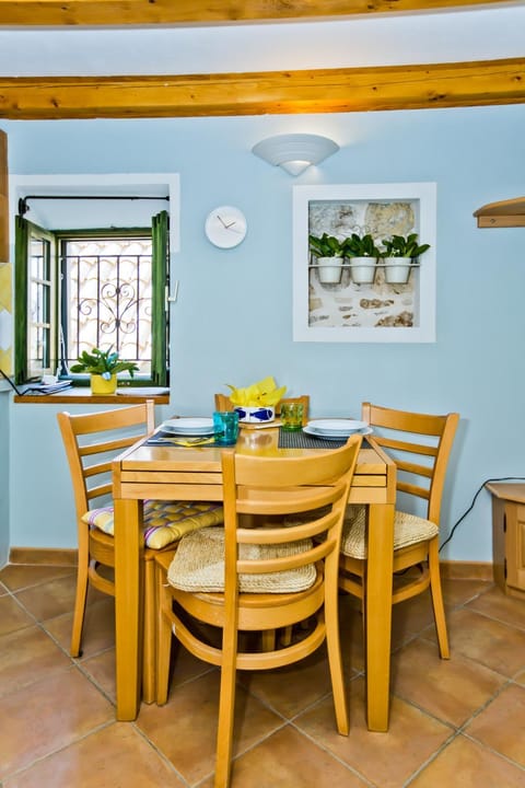 Kitchen or kitchenette, Seating area, Dining area