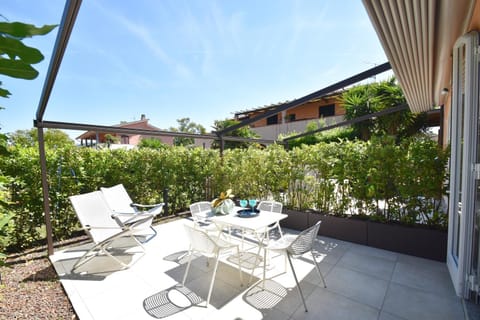 Property building, Patio, Garden, Balcony/Terrace, Dining area, Garden view