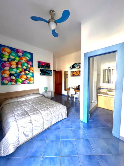 Bed, Photo of the whole room, Bedroom, fireplace