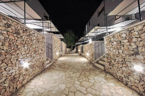 Facade/entrance, Night, Street view