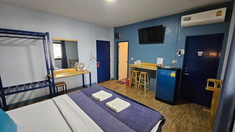 Bed, TV and multimedia, Photo of the whole room, Bedroom, air conditioner