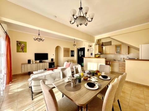 Living room, Seating area, Dining area
