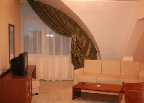 TV and multimedia, View (from property/room), Living room, Seating area, Evening entertainment