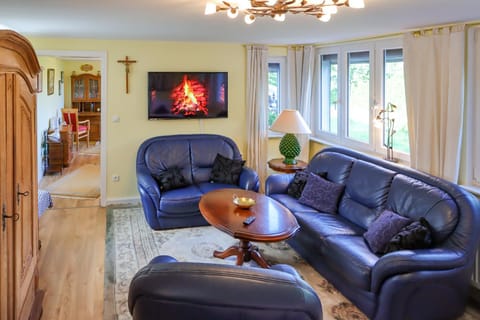 TV and multimedia, Living room, Seating area, Bedroom