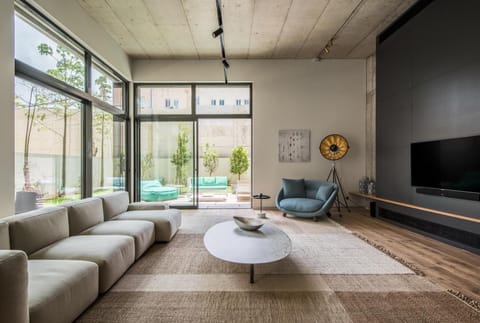 Garden, TV and multimedia, Living room, Decorative detail, Seating area