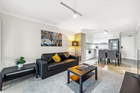 Property building, TV and multimedia, Kitchen or kitchenette, Living room, Seating area, minibar, kitchen