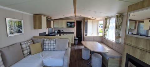 Communal lounge/ TV room, Kitchen or kitchenette, Living room, Seating area, Dining area