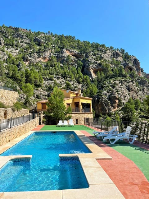 Property building, Natural landscape, Mountain view, Swimming pool, sunbed