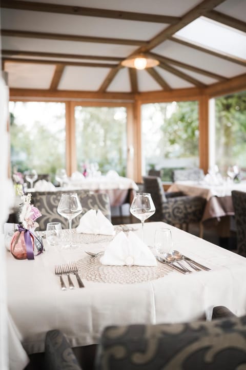 Restaurant/places to eat, Food and drinks, Seating area