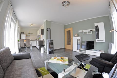 Kitchen or kitchenette, Living room, Seating area, Dining area