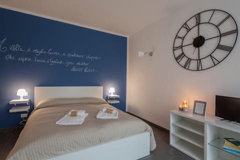 Bed, TV and multimedia, Photo of the whole room, Bedroom, towels