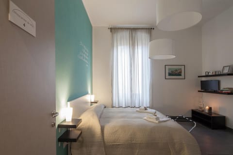 Bed, TV and multimedia, Photo of the whole room, Bedroom, hair dresser, towels