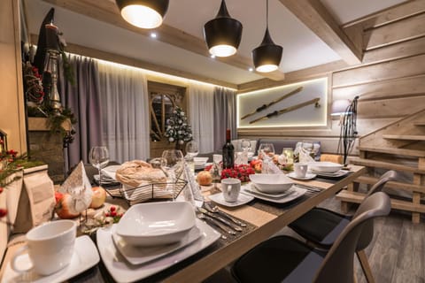 Winter, Living room, Decorative detail, Seating area, Dining area