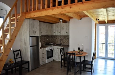 Kitchen or kitchenette, Living room, Seating area, Dining area, pet friendly, stove