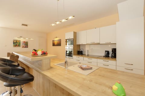 Coffee/tea facilities, Kitchen or kitchenette, minibar, pet friendly, stove