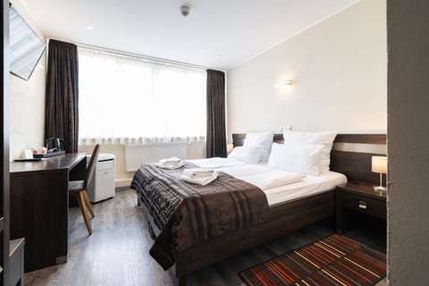 Bed, TV and multimedia, Photo of the whole room, Bedroom, hair dresser, towels