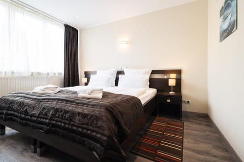 Bed, Living room, Photo of the whole room, towels